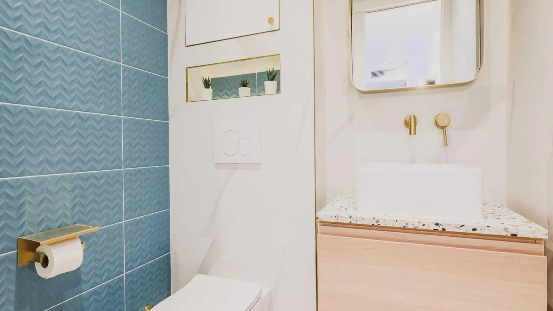 Elegant Apartment - 2Br 6P - Canal St Martin Paris 0*,  Frankrig